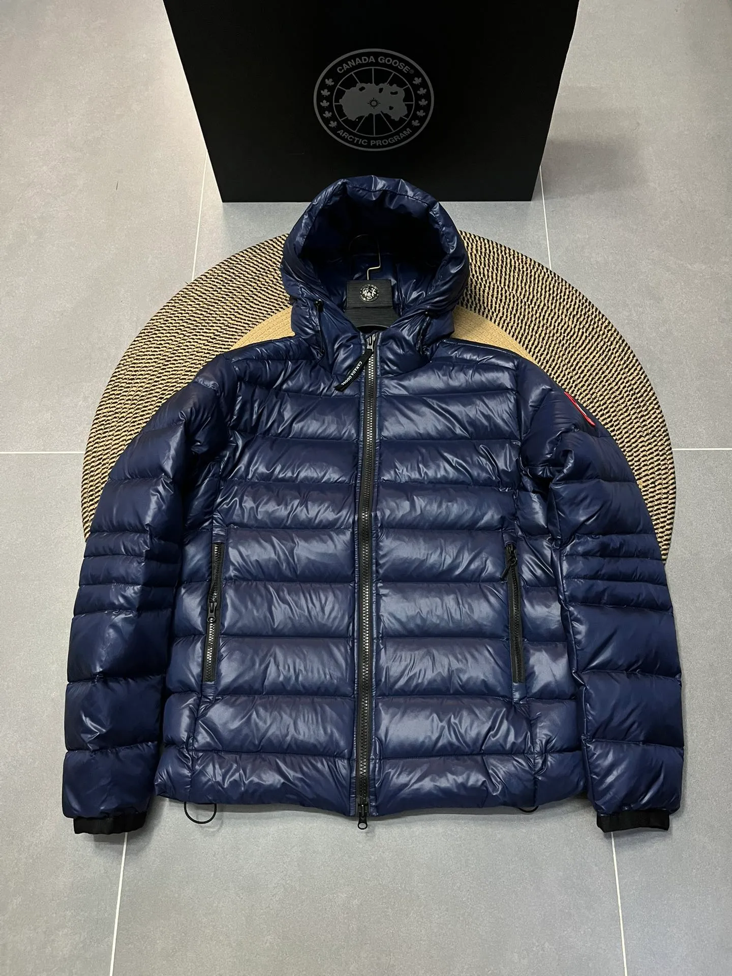 P940 Top 🔥purchase version 𝘾𝘼𝙉𝘼𝘿𝘼 𝙂𝙊𝙊𝙎𝙀/Canada Goose 2227 thin and light style. It’s super lightweight and doesn’t feel any weight on your upper body at all! Show more temperament‼  Canada Goose, a Canadian brand, has always been recognized as the warmest down jacket. Various Instagram celebrities, Internet celebrities, and celebrities often wear it for street photos. I make Canada Goose every year, but I still can’t get rid of my love for the goose. No matter how cold the winter is, there is no need to be afraid. Canada Goose is the legendary warmest down jacket and is known as a must-have for Arctic outdoor sports! The most popular down jacket in the world, celebrities are rushing to buy it, it is a must-have! Size: S-2XL Color: silver gray (red label) silver gray (black label), black (red label), black (black label), dark blue